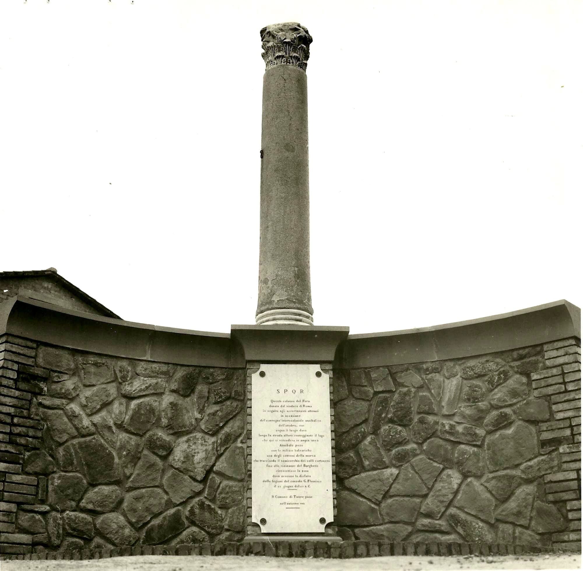 The column, donated by the city of Rome, in memory of the Battle of Trasimeno and placed at the intersection of Via Annibale Cartaginese and Via del Porto
