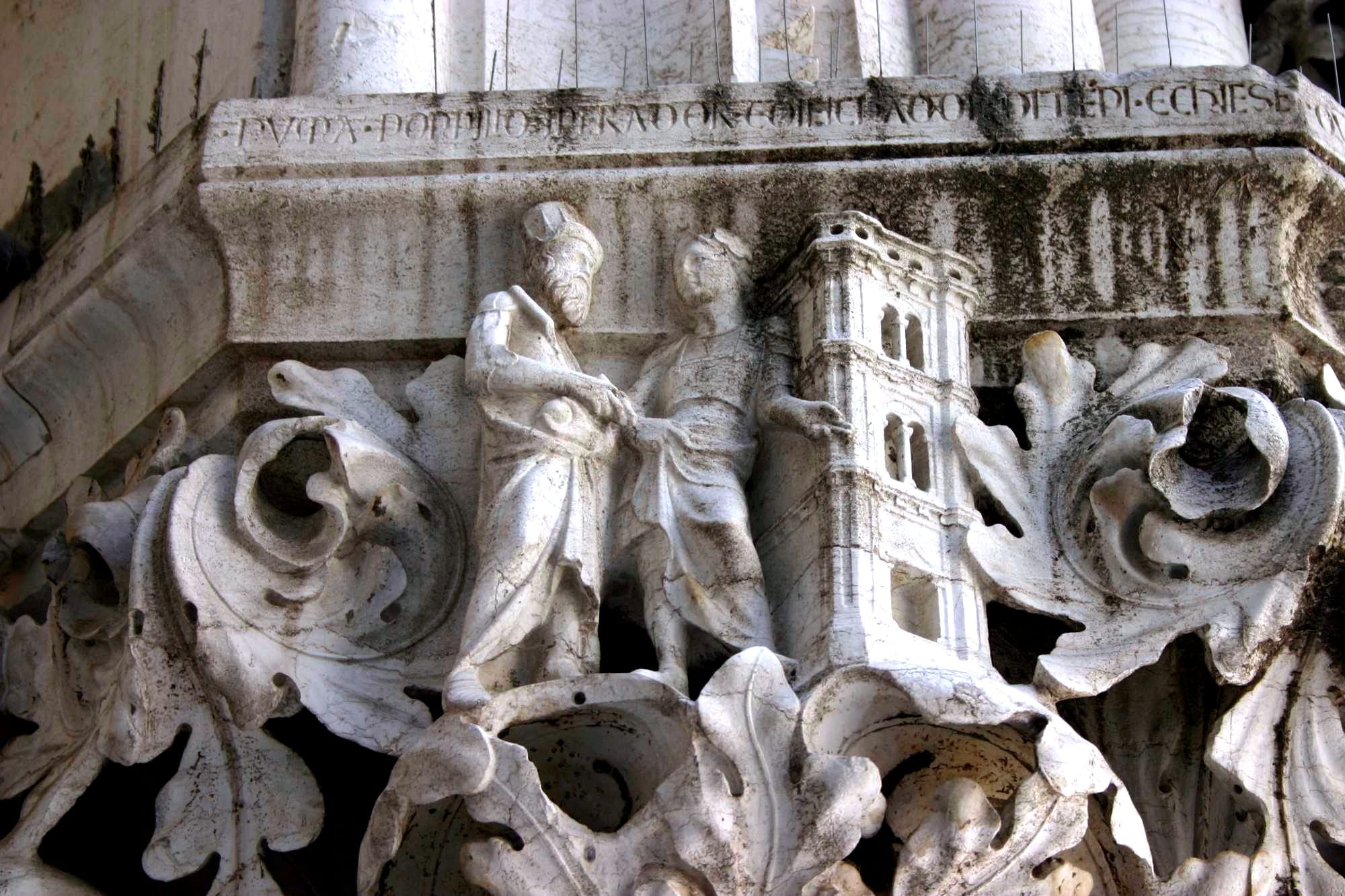 This is the famous, corner "Capital of Justice", given to Niccolò di Pietro Lamberti and Giovanni di Martino da Fiesole. In the detail, "Numa Poppilio imperador edifichador di tempi e chiese" ("Numa Pompilius, emperor, builder of temples and churches". Credits: Giovanni Dall'Orto