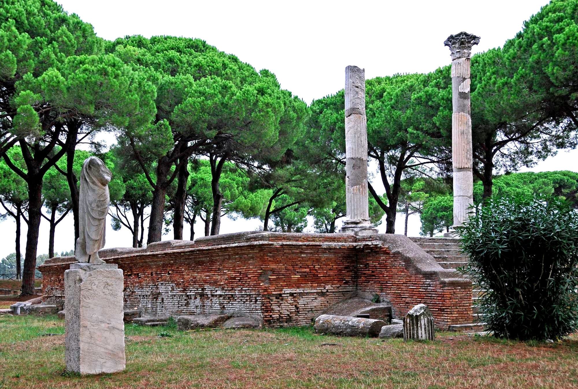 In the period of Domitian (81-96 AD) a brick temple was erected in the centre of the Piazzale delle Corporazioni, facing the theatre.