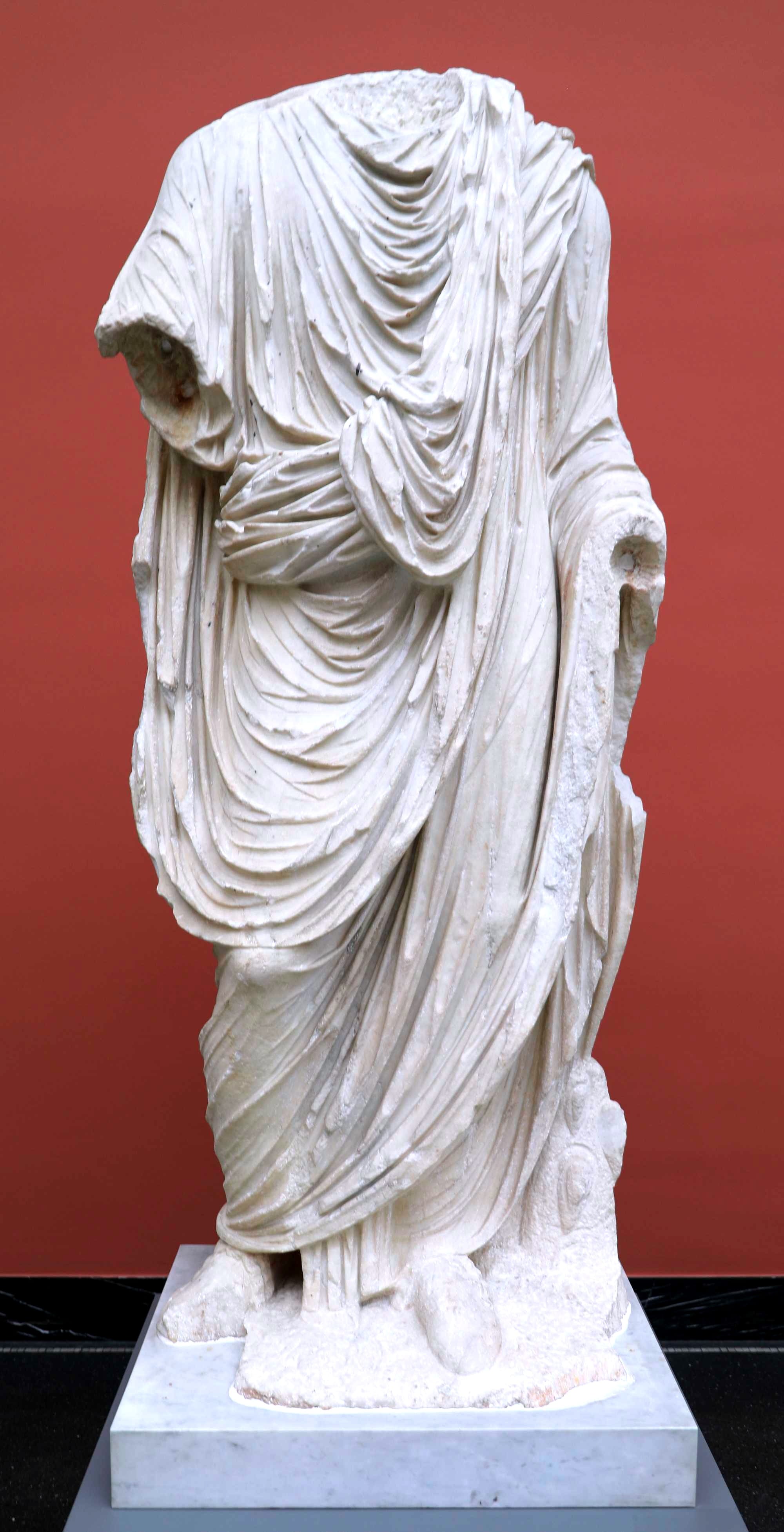Augustan Age, marble statue of a dignitary wearing a toga