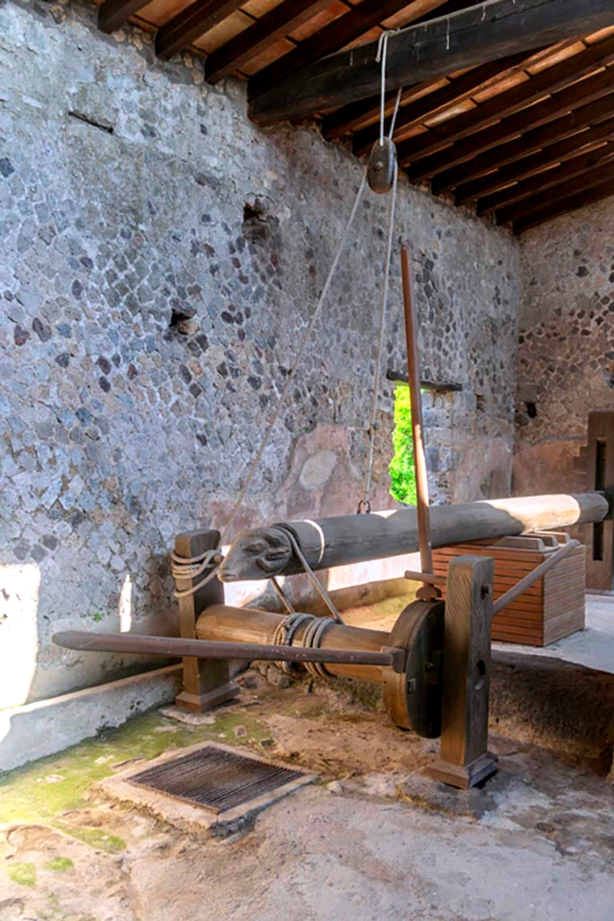 Villa of Mysteries, Pompeii. May 2010. Wooden pole with a ram’s head at one end, part of a winepress or torcularium.