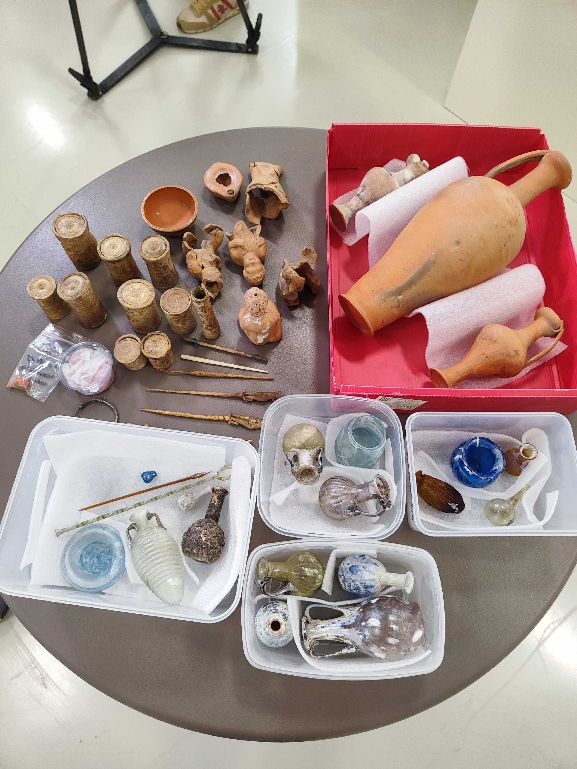 Finds of a Roman-era tomb in Tauric Chersonesos