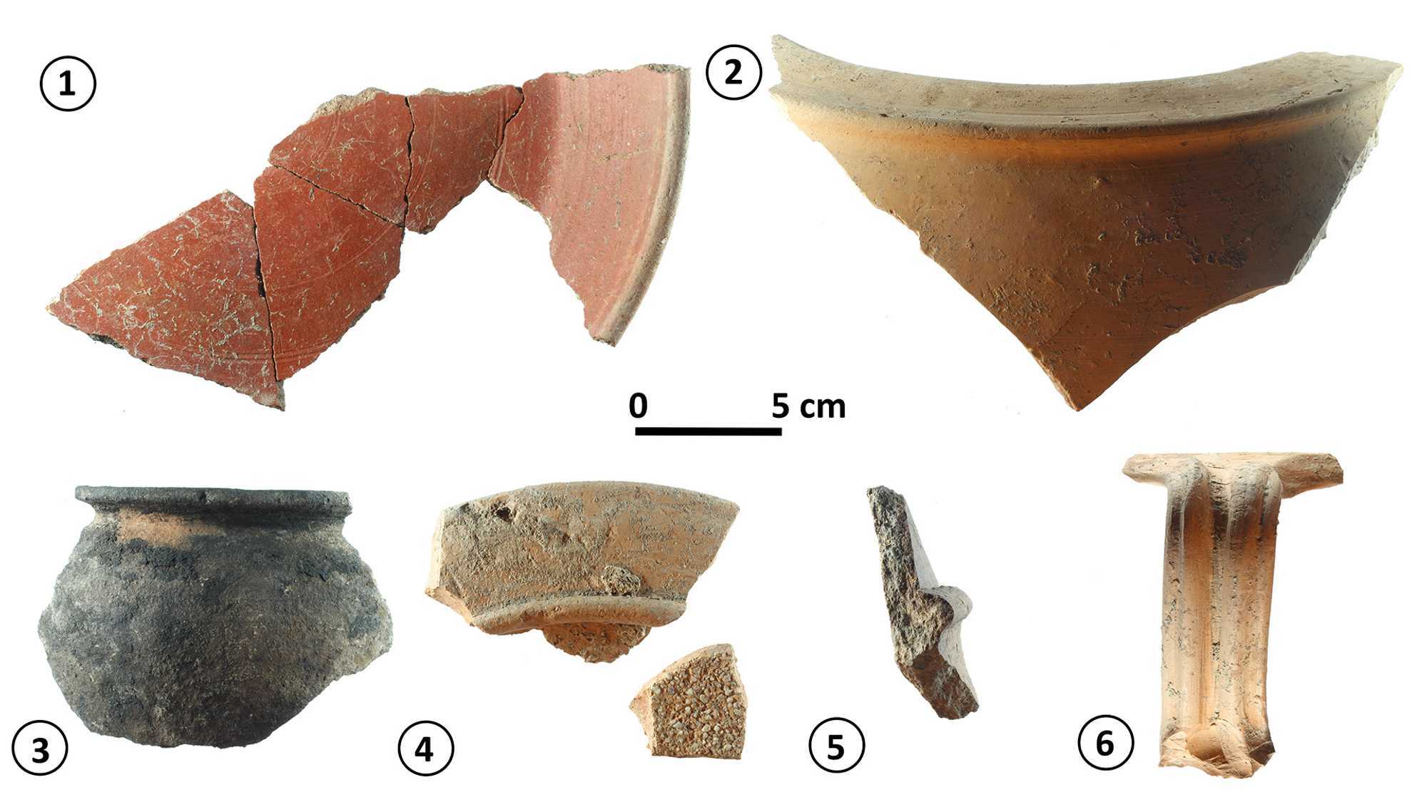 Set of ceramic pieces from Roman cuisine. 1) Pompeyan red engobe frying pan; 2) dolium; 3) pot; 4) mortar; 5) clibanus or portable oven; 6) jug handle