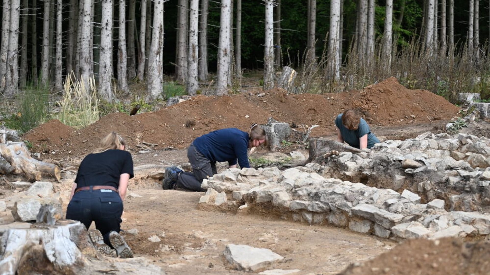Excavators working at the foundations of the Roman temple near Kapersburg.