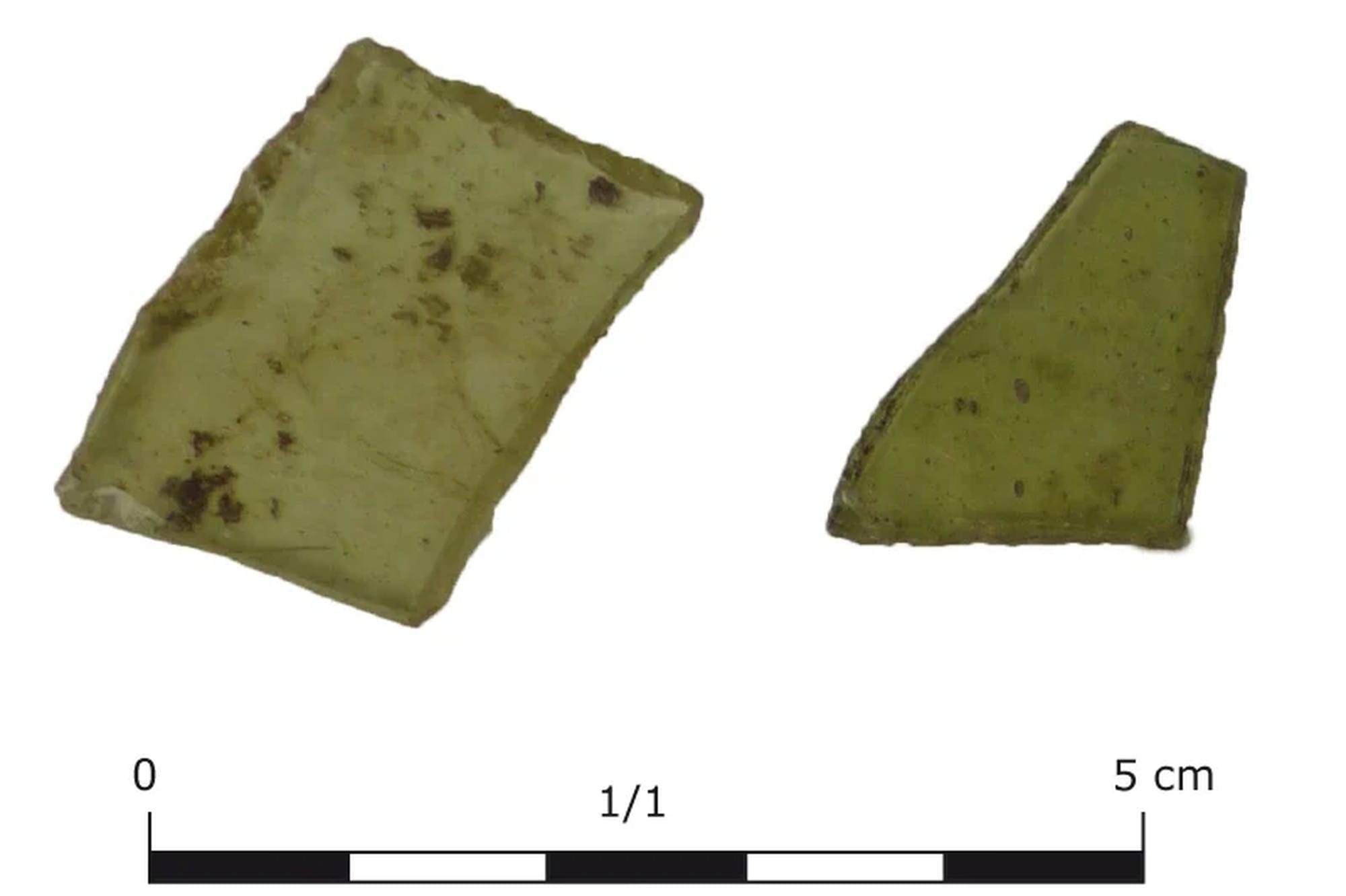 Two greenish coloured window-glass fragments from Mesmont, shown with a five-centimetre scale.