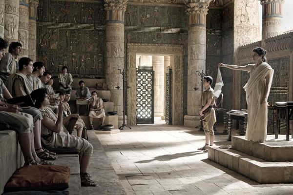Rachel Weisz as Hypatia addressing seated students in a columned teaching hall in Agora (2009).