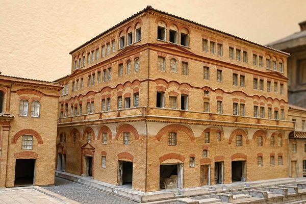 Model of a Roman insula apartment building
