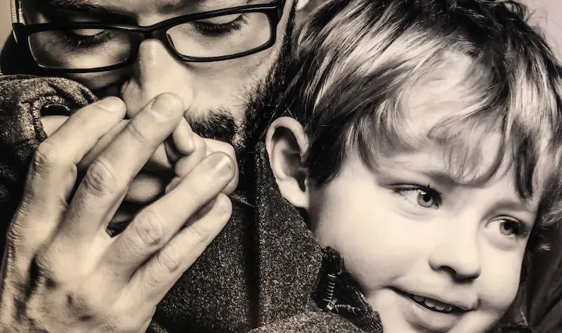 L'auteur de La lettre d'Ulysse, Simon Loubris, en compagnie de son fils autiste non-oralisant.