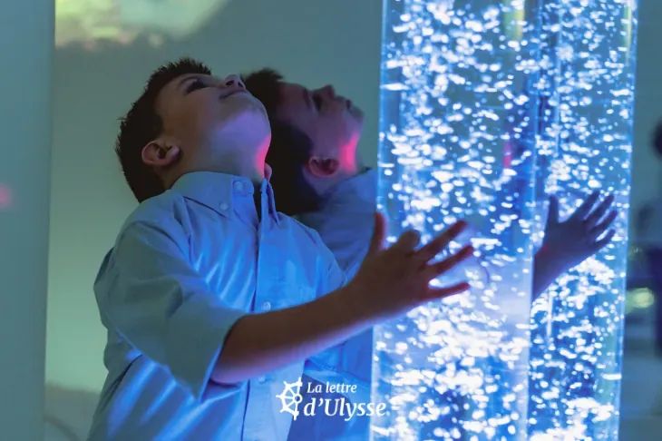 Un enfant dans une salle sensorielle