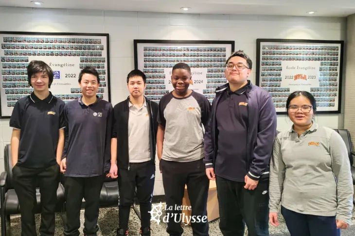 Photo de groupe des jeunes neurodivergents qui participent au projet "Transition vers l'inclusion" pour les autistes.". 