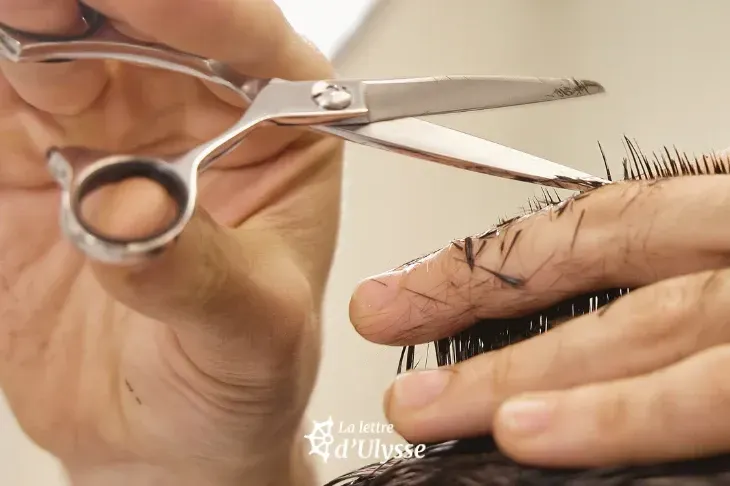 Aller chez le coiffeur peut-être une expérience éprouvante pour un enfant autiste.