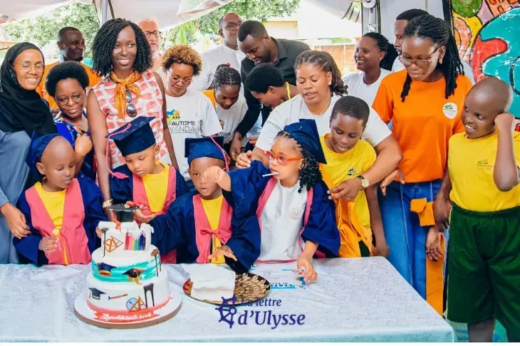 Enfants autistes accueillis dans le centre d'Autisme Rwanda, en compagnie de Rosine Duquesne Kamagaju.