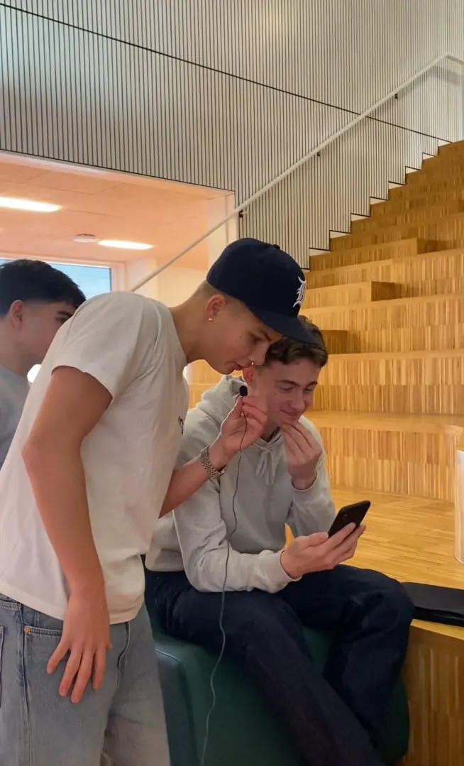 Hvor lang tid bruger vi på sociale medier? Mindre end vores lærer tror