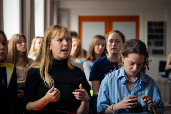 Unge gider ikke politik. Er det fordi medierne har gjort politik utålelig?
