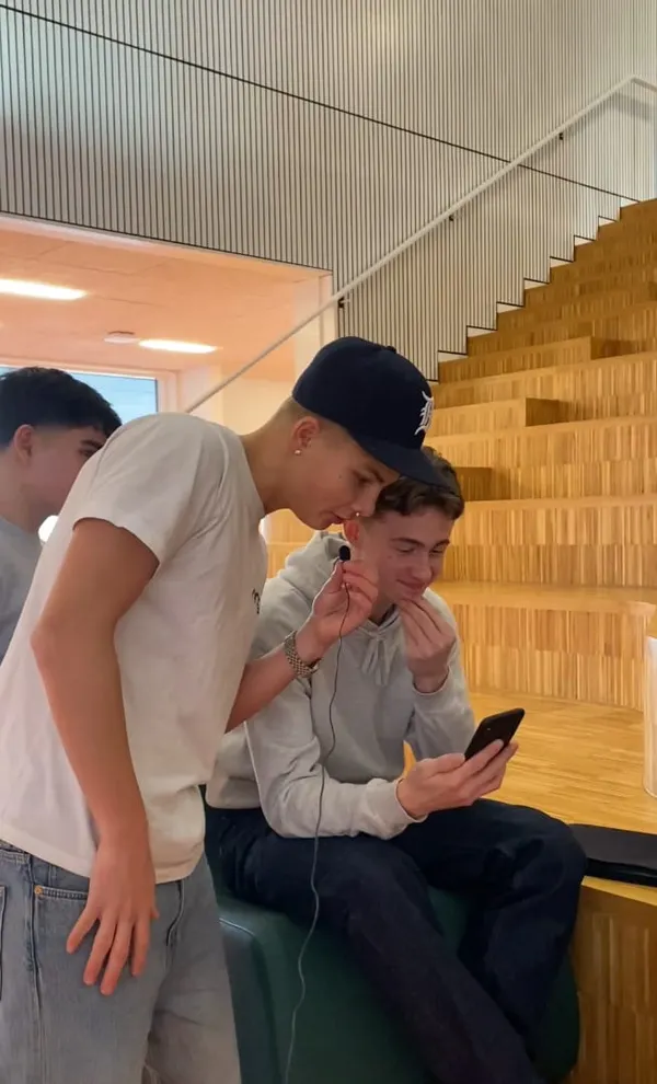 Hvor lang tid bruger vi på sociale medier? Mindre end vores lærer tror