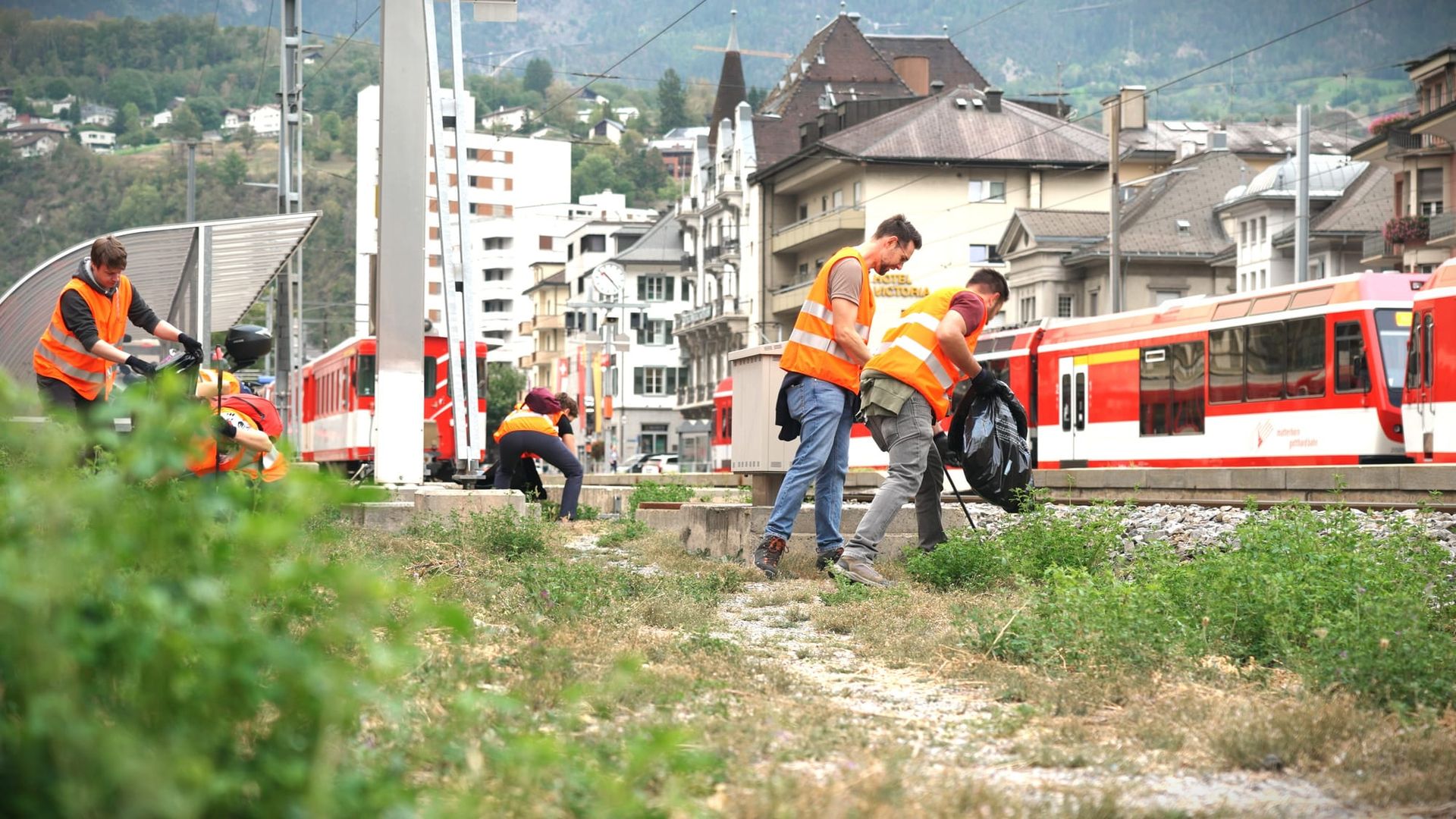 Viele fleissige Hände beim ersten MGBahn CleanUp-Day