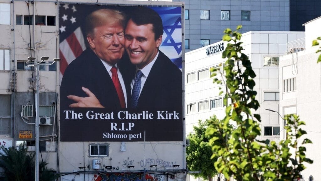 Attaque contre le premier amendement : emprisonné pour un mème sur Charlie Kirk, il empoche 835 000 $