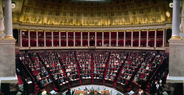 Euthanasie : ADMD, loges, réseaux cathos, soignants — qui pèse sur le vote ?