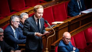 La France s'effondre dans le chaos mondial, mais les conservateurs se passionnent pour les querelles d'Alloncle...