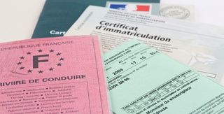 Un million de fausses cartes grises : l'État se fait pirater… et punit les garagistes
