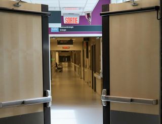 Urgences fermées en plein été : Lillebonne débranche, Mamers manifeste
