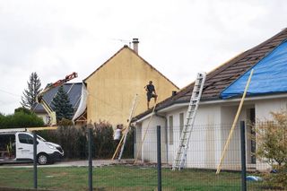 Village ravagé par la grêle : une semaine après, l'URSSAF débarque sur les toits