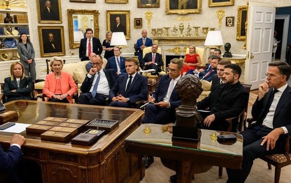 Un cortège de voitures vides devant la Maison Blanche: les Européens en descendent.