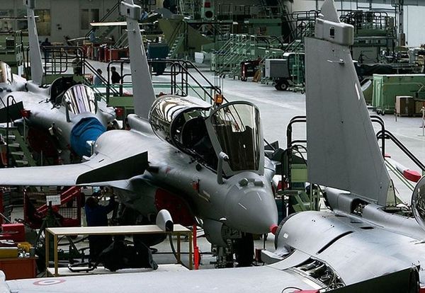 Défense: Lecornu affirme que "si l'armée est sous équipée, c'est la faute au Parlement"