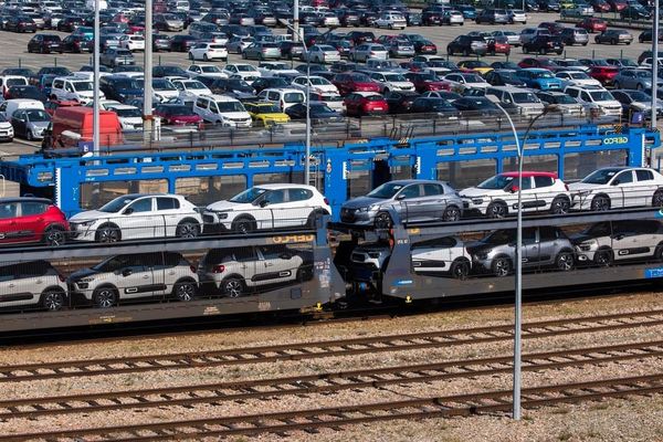 Trop d'usines en Europe: l'industrie auto à l'arrêt, les Chinois attaquent