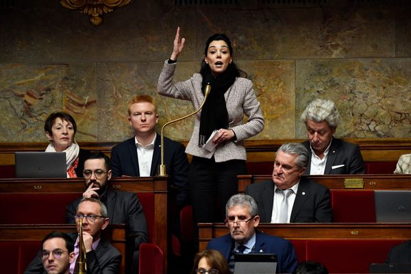 La grande braderie : comment le parlementarisme se suicide en direct sur le dos des audacieux