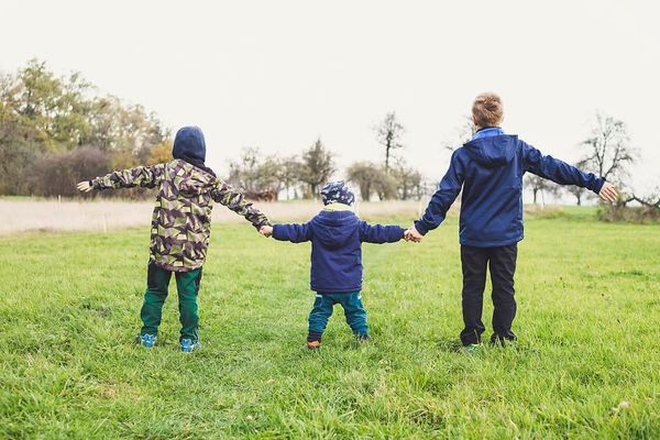 Précarité des familles: l’État crée la crise… puis prétend la réparer