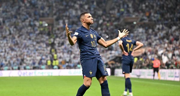 Pourquoi les Français acceptent qu'un footballeur devienne millionnaire mais pas un député