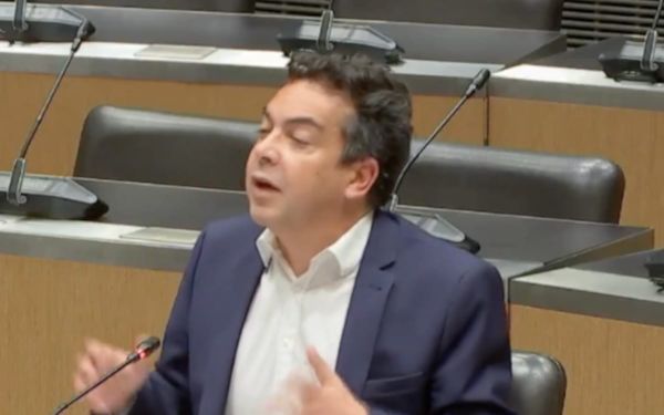 Patrick Cohen vire complotiste devant les députés, par Veerle Daens