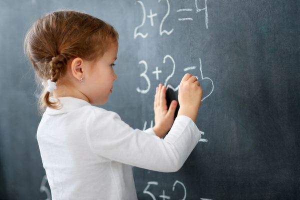 Réussite scolaire : l’école creuse-t-elle l’écart entre filles et garçons ?