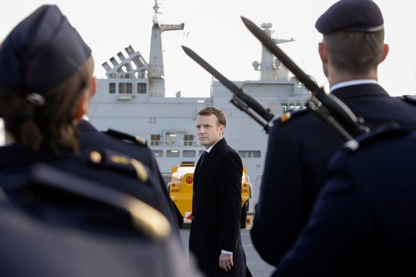Quelle procédure démocratique Macron devrait-il respecter pour envoyer le Charles De Gaulle au Moyen-Orient? par Thibault de Varenne
