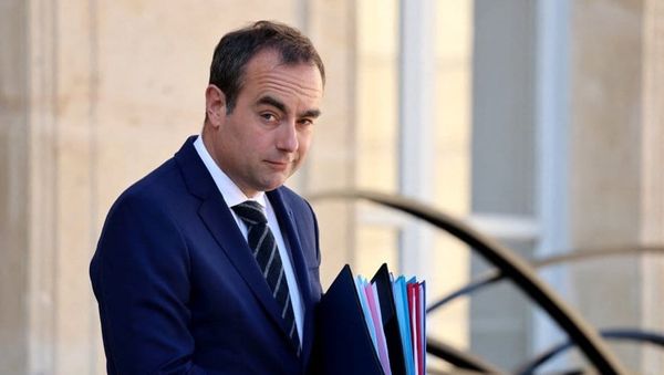 Lecornu échoue à réduire le chômage des cadres menacés par l'IA, par Elise Rochefort