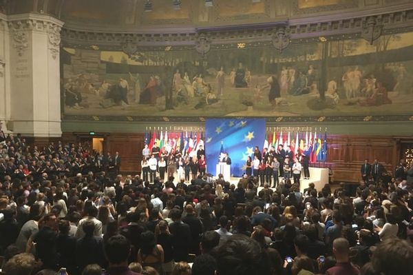 Pourquoi les macronistes sont-ils accros aux diplômes et aux apparences sociales ? par Elise Rochefort