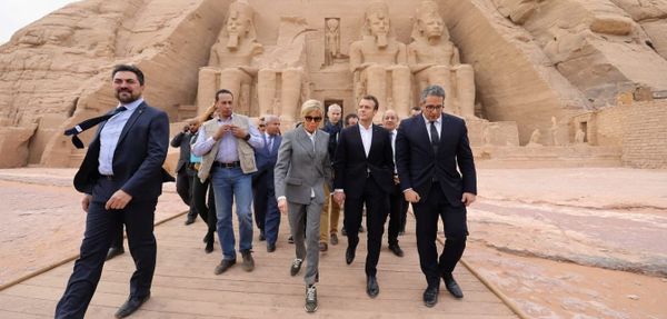 Influence conjugale à l’Élysée : Macron voulait un référendum. Brigitte a dit non