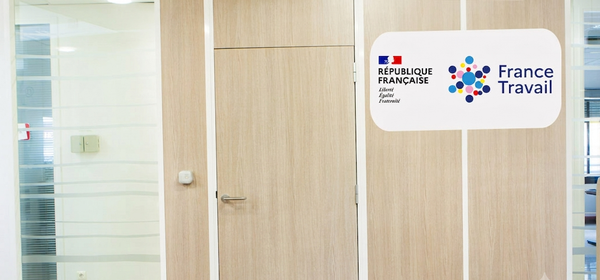 France Travail : 500 000 radiés par an, les jeunes deux fois plus — l’algorithme punit le clic manqué