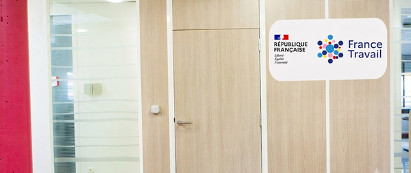 France Travail : 500 000 radiés par an, les jeunes deux fois plus — l’algorithme punit le clic manqué