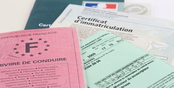 Un million de fausses cartes grises : l'État se fait pirater… et punit les garagistes