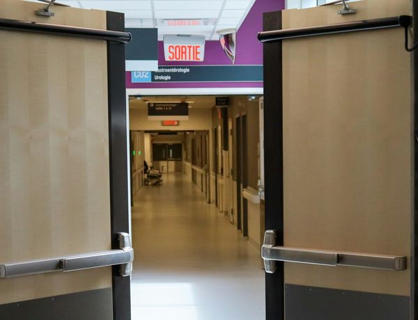 Urgences fermées en plein été : Lillebonne débranche, Mamers manifeste