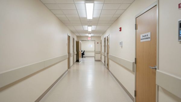 L'hôpital sacré des Français est une zone grise pour ceux qui y travaillent