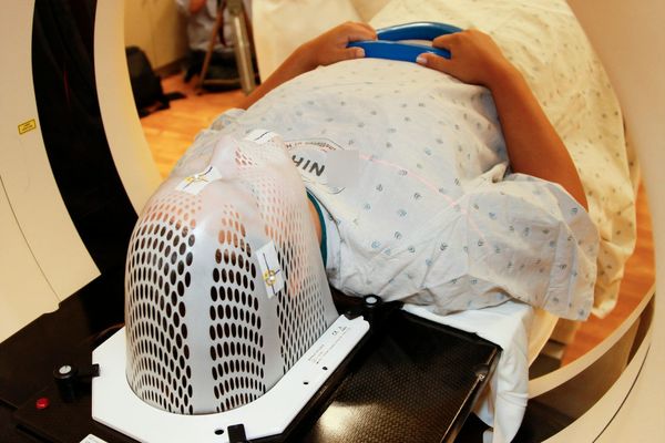 Après son cancer du sein, Ambre reprend à mi-temps et se découvre 8 000 euros de dette