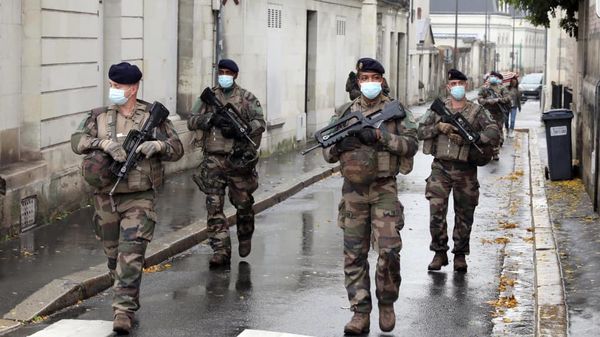 Le débat s’envenime autour de l’avertissement lancé par l’armée à Macron