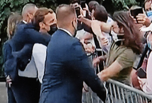 La gifle de Damien : la République à la recherche de la personne sacrée du Président