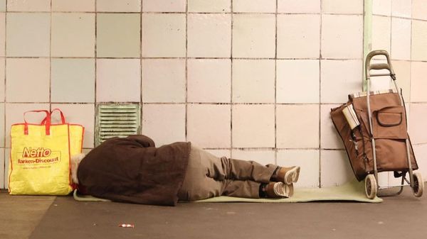 Berlin: Malgré l’arrivée de l’hiver, la gauche vote l’expulsion des quais du métro pour les sans-abris non vaccinés.