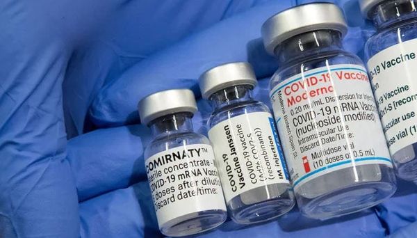Les autorités sanitaires adoubent Pfizer et Moderna malgré les dangers de l’ARN messager, le vaccin J&J out