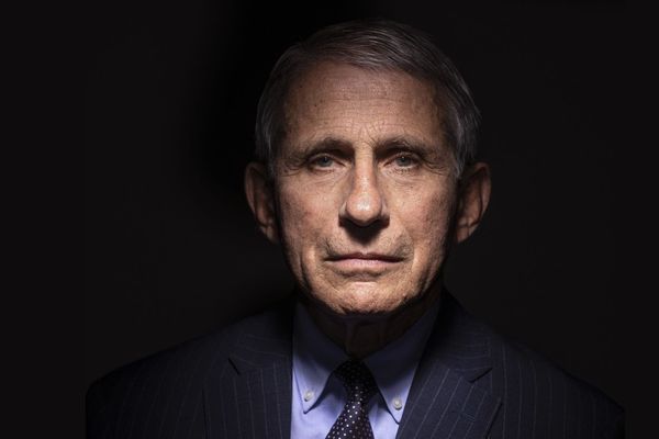 Fauci, triple vacciné, attrape le Covid