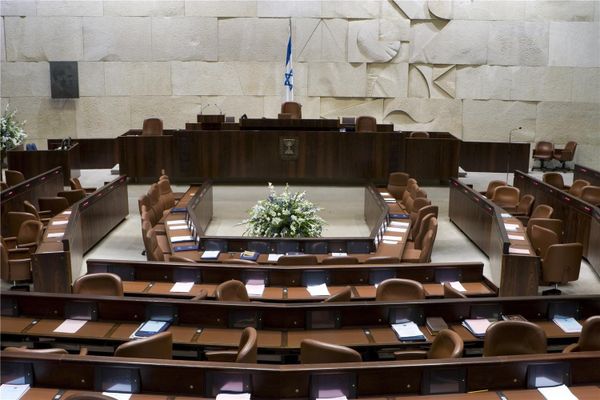 Dialogue tendu à la Knesset : Un député du Likoud ironise sur le fait qu’il ne manquerait que des « camps de concentration » à la politique sanitaire du pays
